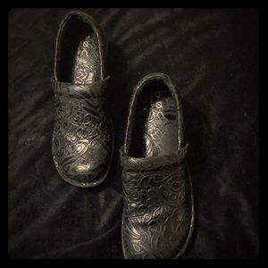 BOC.    CLOGS SIZE 7 NEVER WORN
